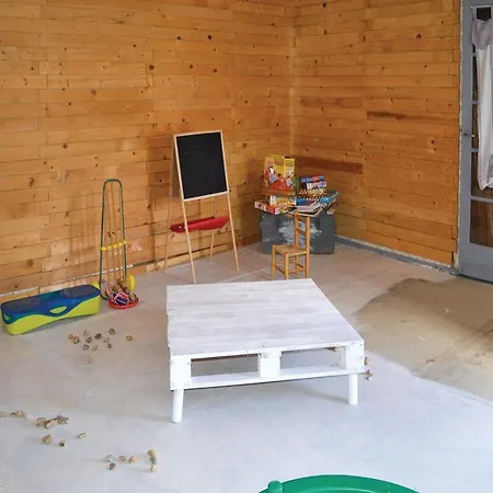 Four-bedroom Holiday In Dom wakacyjny Trélissac